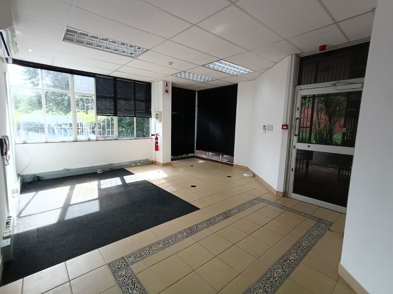 TO LET | SECURE OFFICE FACILITY – PRIME ACCESS | PROFESSIONAL SETTING - Photo 3