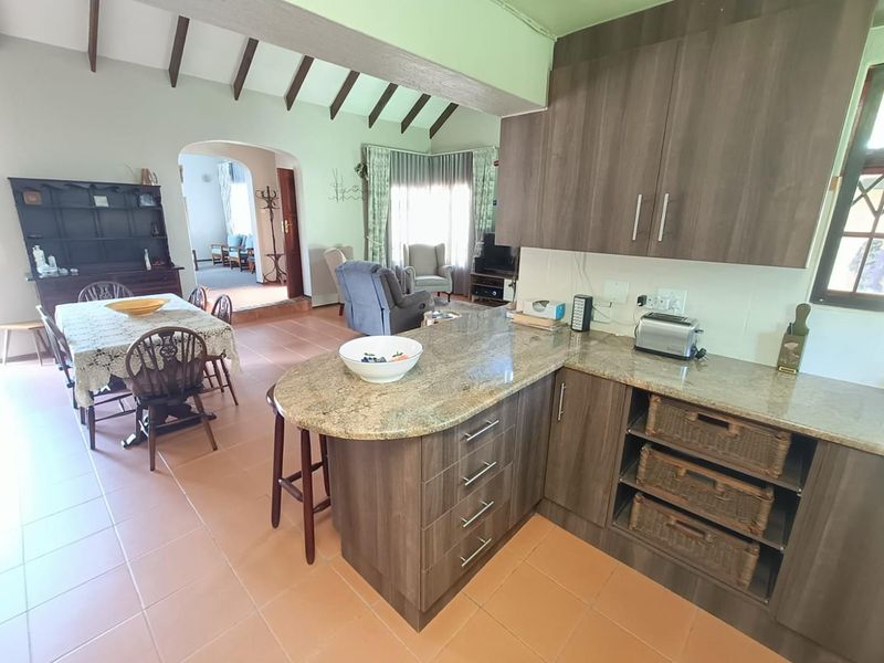 Spacious Family Living with an Attached Flatlet in Desirable Clubview! - Photo 6