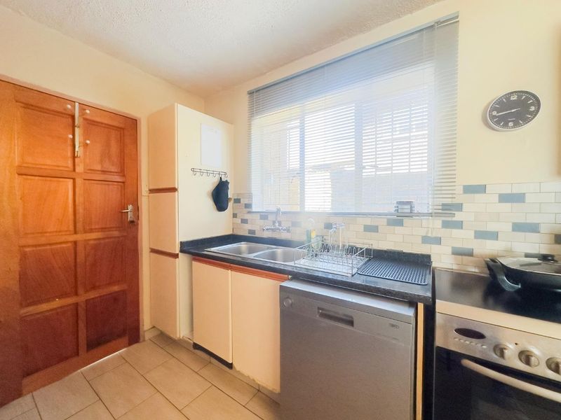 Spacious 3 Bedroom Duplex with a Private Garden - Photo 4