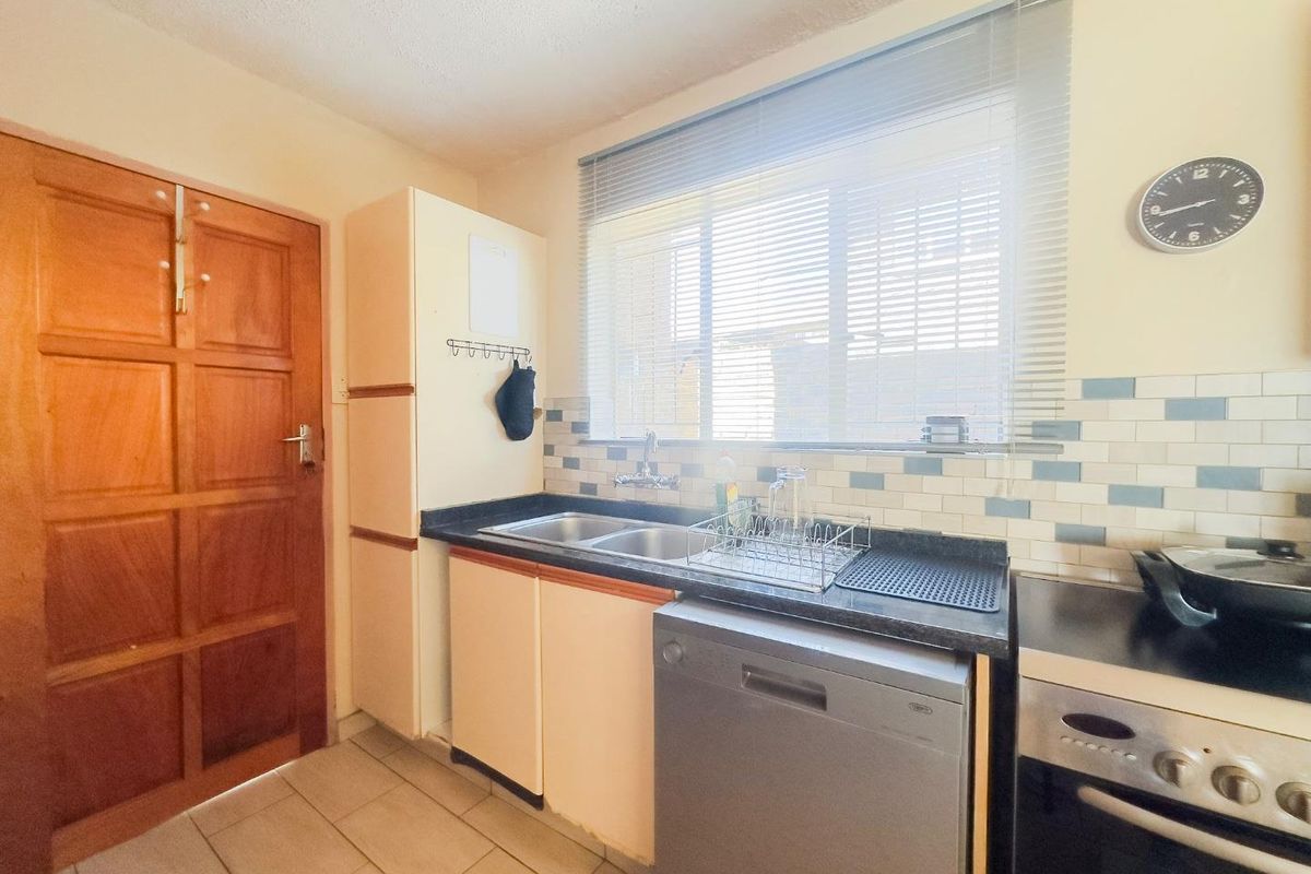 Spacious 3 Bedroom Duplex with a Private Garden - Photo 4