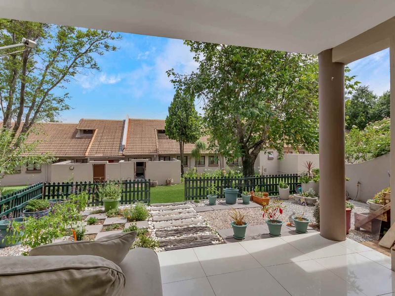 2 BEDROOM GARDEN UNIT SITUATED IN A PERFECT LOCATION - Photo 8