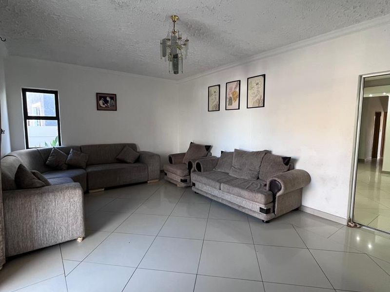 Spacious 5 - Bedroom Family Home in Cimbabsia - Photo 2