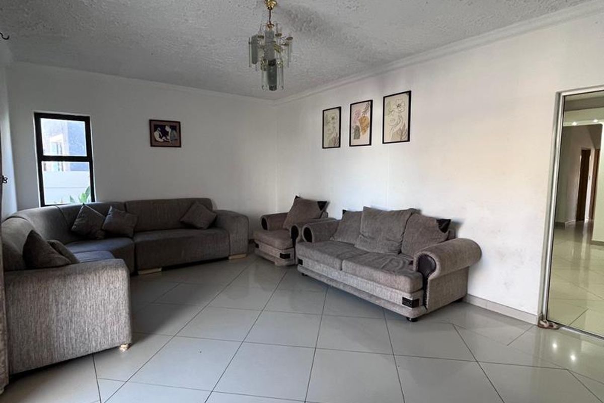 Spacious 5 - Bedroom Family Home in Cimbabsia - Photo 2