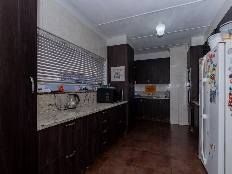 Your Dream Home Awaits! Spacious 3 Bedroom Family Home with a 2 Bedroom Flatlet in a Secure Boomed Area – Edleen - Photo 7