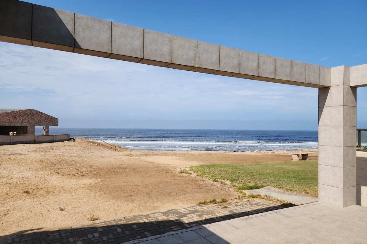 Exceptional beachfront house in Henties Bay, with unlimited and the most beautiful sunsets included in the price!!! - Photo 3