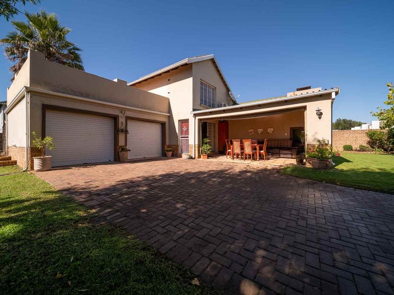 Spacious 4-Bedroom Cluster in Sought-After Complex – Excellent Location, Great Potential! - Photo 2