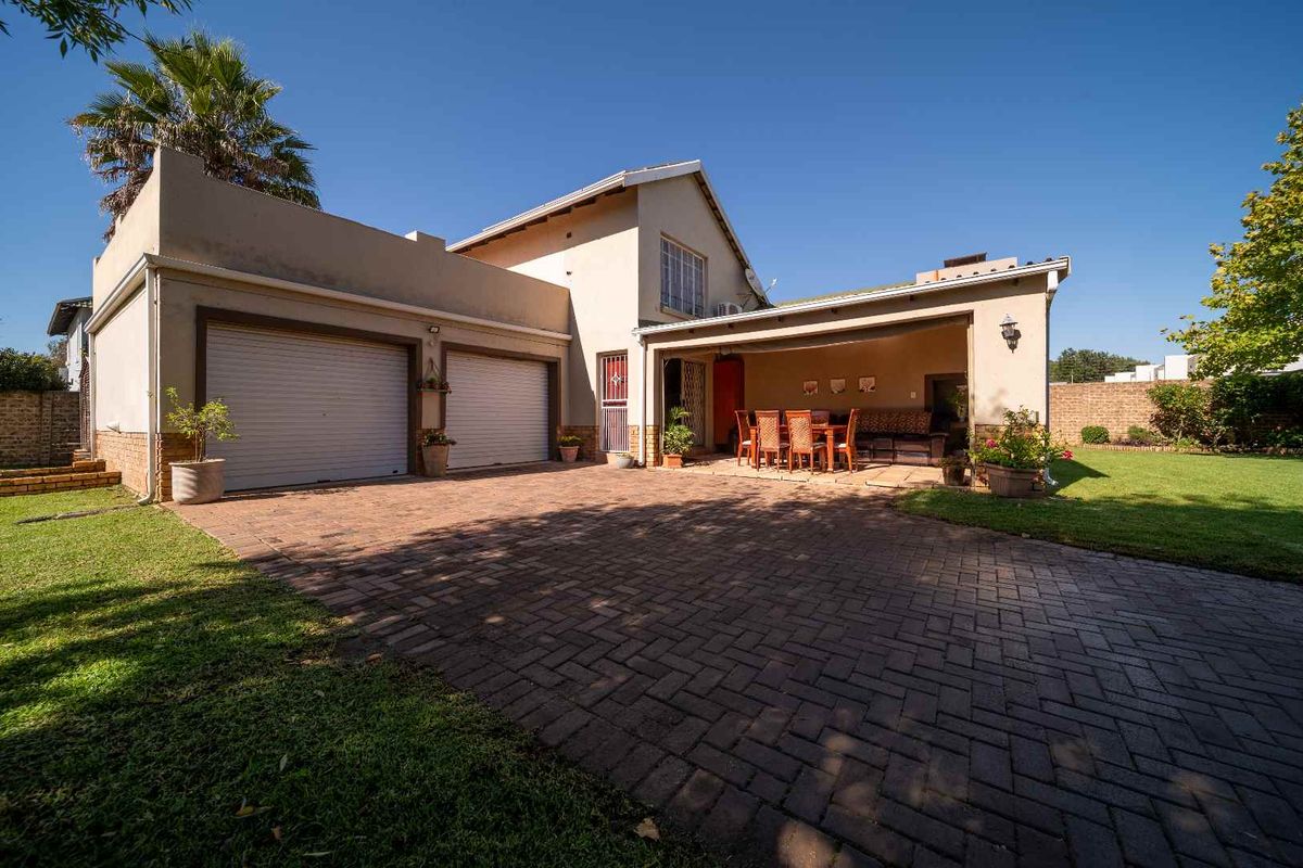 Spacious 4-Bedroom Cluster in Sought-After Complex – Excellent Location, Great Potential! - Photo 2