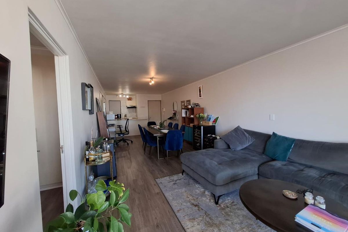LONG TERM RENTAL - Large unfurnished  2 bedroom apartment in Piazza St John's - Photo 5