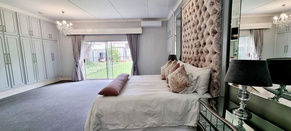 Very large main bedroom with sliding door to the garden
