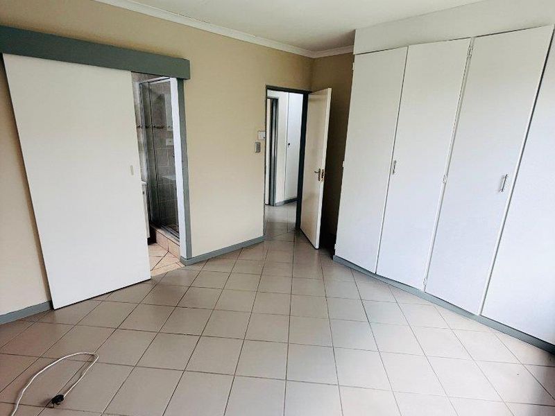 Move-In Ready 3 Bedroom, 2 Bath Renovated Home in Secure North Riding Complex - Photo 8