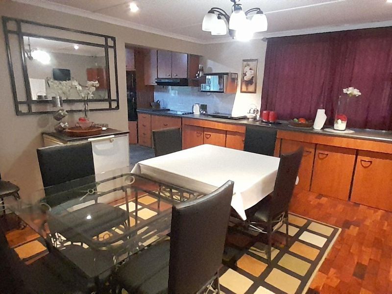 Sunford 4-Bedroom Haven: Perfect for Modern Family Living - Photo 3