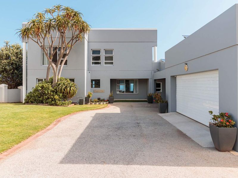 Beachview, Port Elizabeth — Uninterrupted Sea Views | Spacious Off-Grid 4-Bedroom Coastal Home - Photo 4