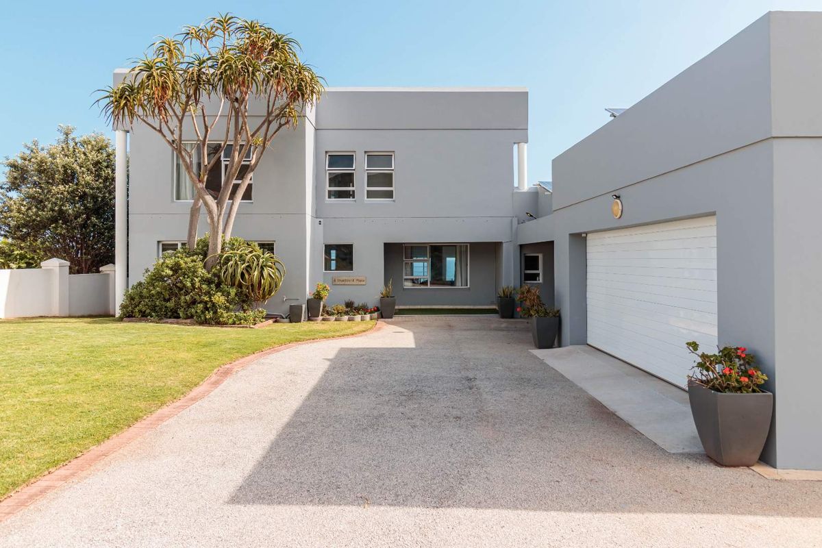 Beachview, Port Elizabeth — Uninterrupted Sea Views | Spacious Off-Grid 4-Bedroom Coastal Home - Photo 4