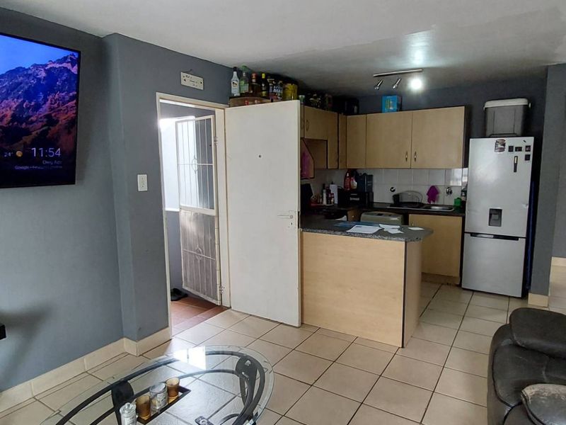 3 Bedroom in Secure Complex - Photo 4