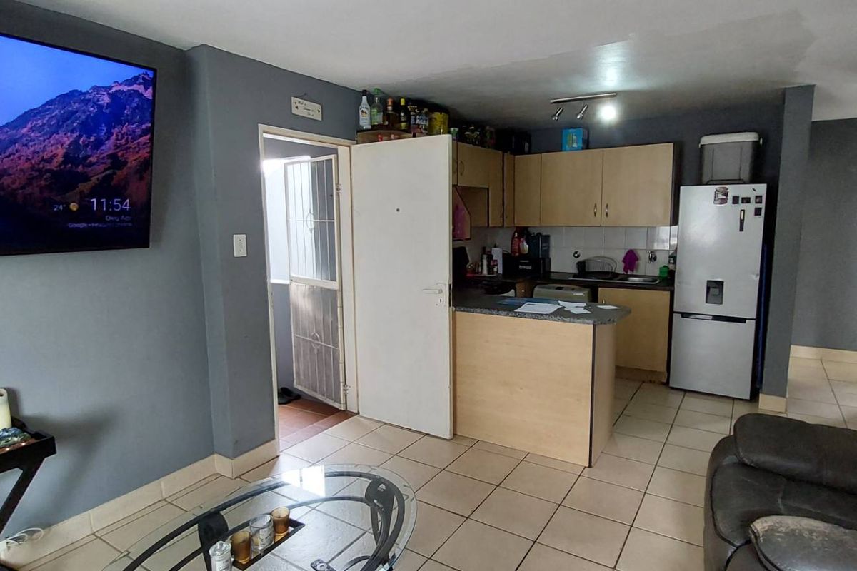 3 Bedroom in Secure Complex - Photo 4