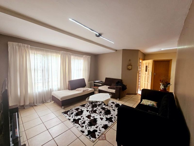 Double-Storey Delight with Pool & Perfect for Parties! - Photo 2