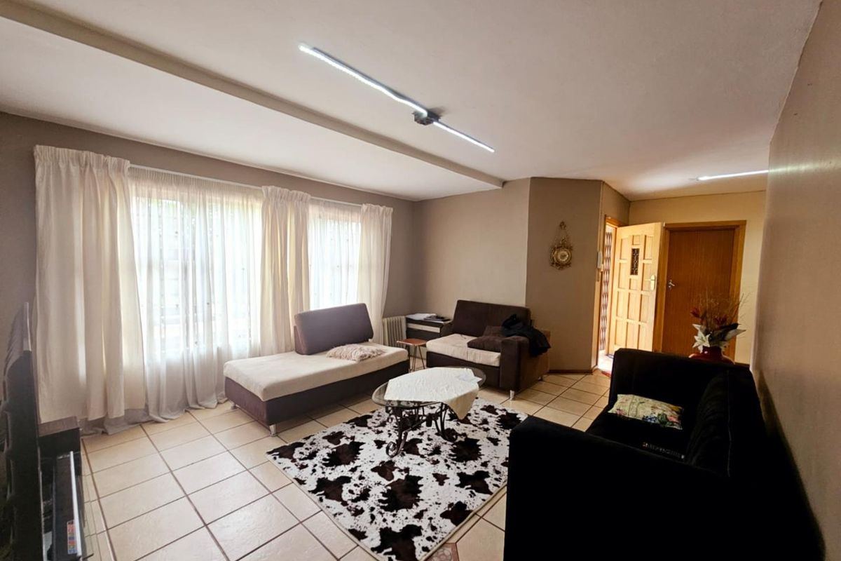 Double-Storey Delight with Pool & Perfect for Parties! - Photo 2