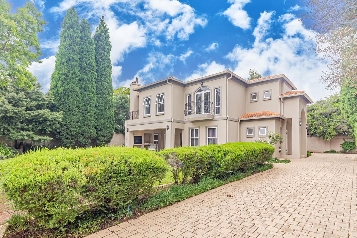 Effortless Luxury Living in Exclusive Estate in Bryanston - Photo 3