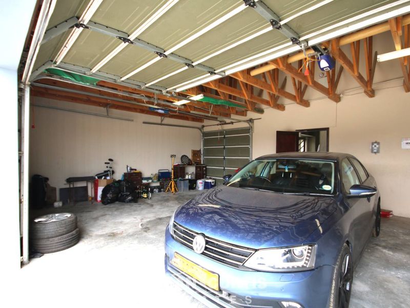 Spacious 3-Bed Home with BBQ & Triple Garage! - Photo 10