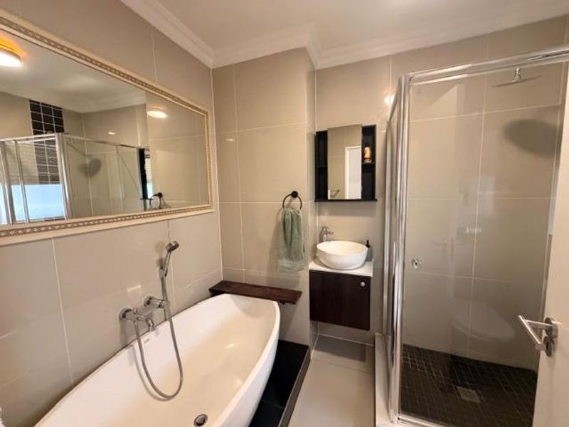 Spacious 2 bedroom apartment with enclosed balcony parking, Wi fi ready - Photo 8