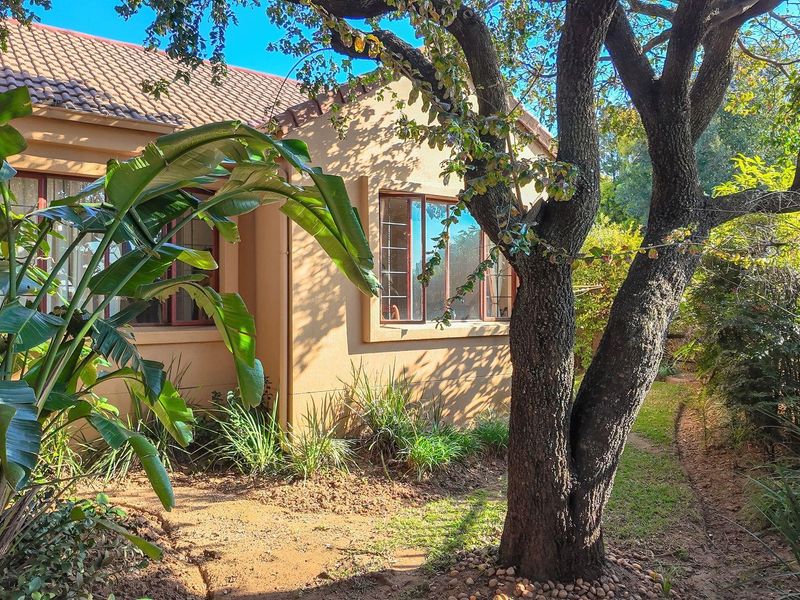A spacious 2-bedroom freehold cluster home situated in a secure estate in  Douglasdale. - Photo 8