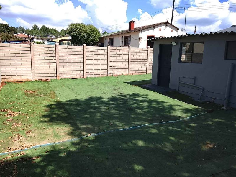 🏡 Move-In Ready 2-Bedroom Home for Sale off Lower Bombay Road – Recently Renovated & Upgraded - Photo 4