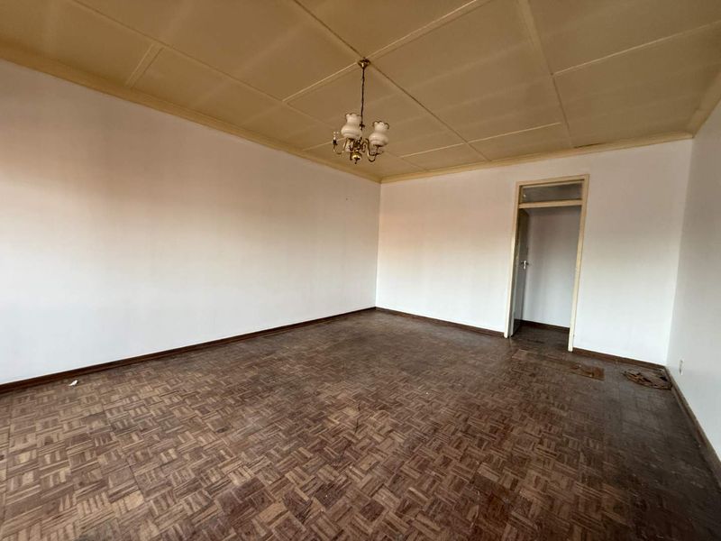 Spacious 2-Bedroom Upstairs Unit – Prime Location - Photo 7