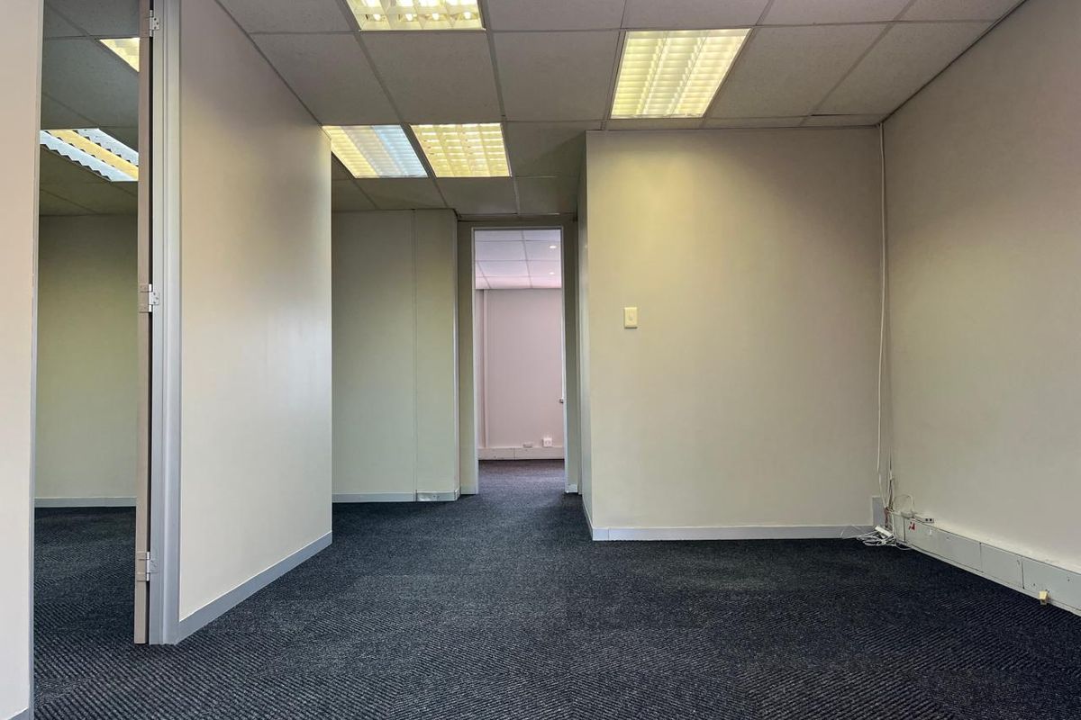 Ground Floor Offices within Secure Corporate Park! - Photo 4