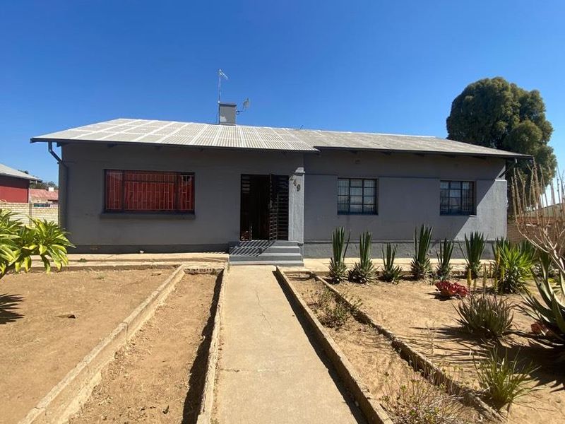Spacious family home with added income potential in Windhoek North. - Photo 9