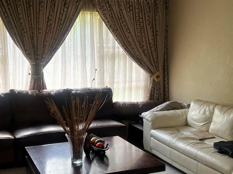 Location is key. Street appeal next and finally a flatlet. A must on your viewing list!!! - Photo 4