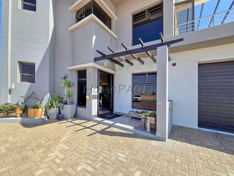 Afrodite Beach, Walvis Bay:  Upmarket 5 Bedr Multi-level home is for Sale - Photo 4