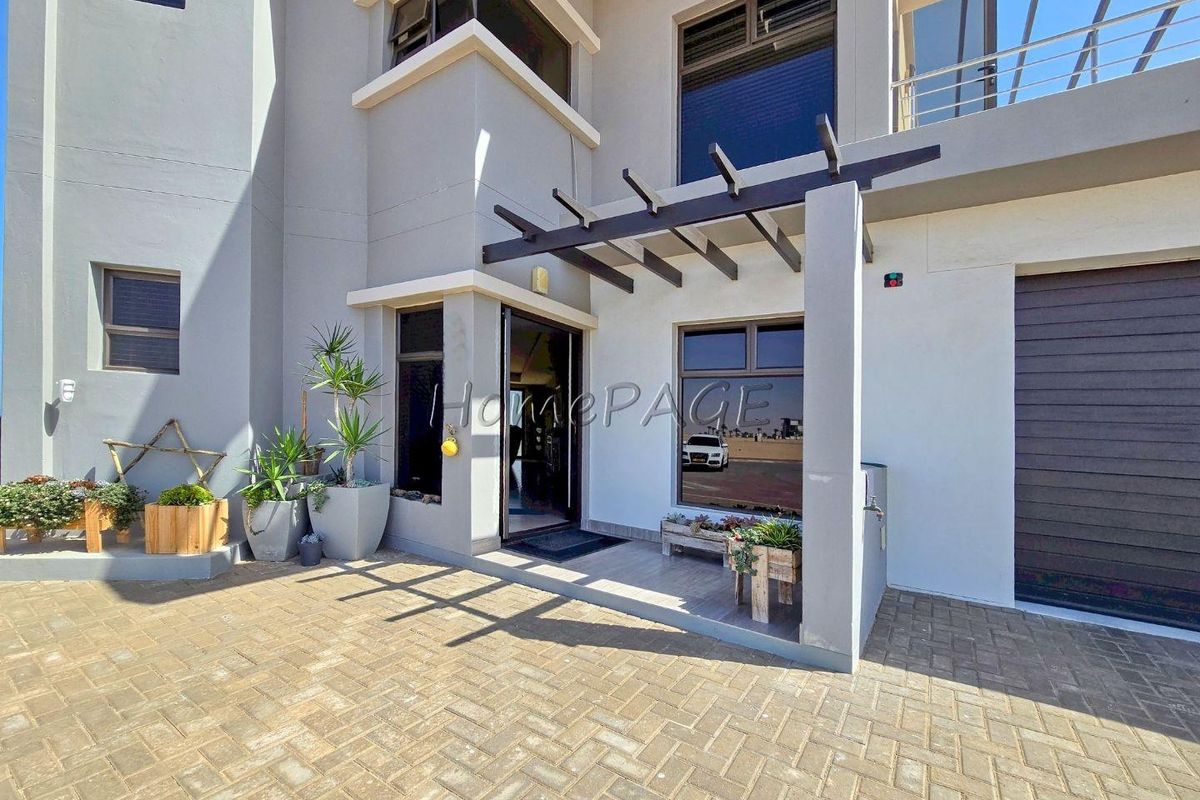 Afrodite Beach, Walvis Bay:  Upmarket 5 Bedr Multi-level home is for Sale - Photo 4