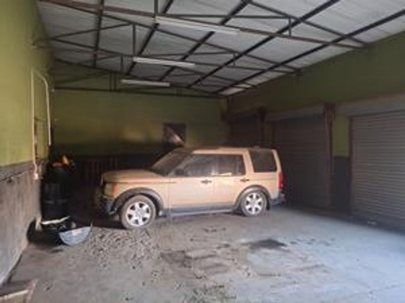 Business building for sale - Photo 3