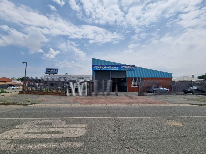 "Maximize Exposure: Showroom & Warehouse on Prime Busy Road" - Photo 4