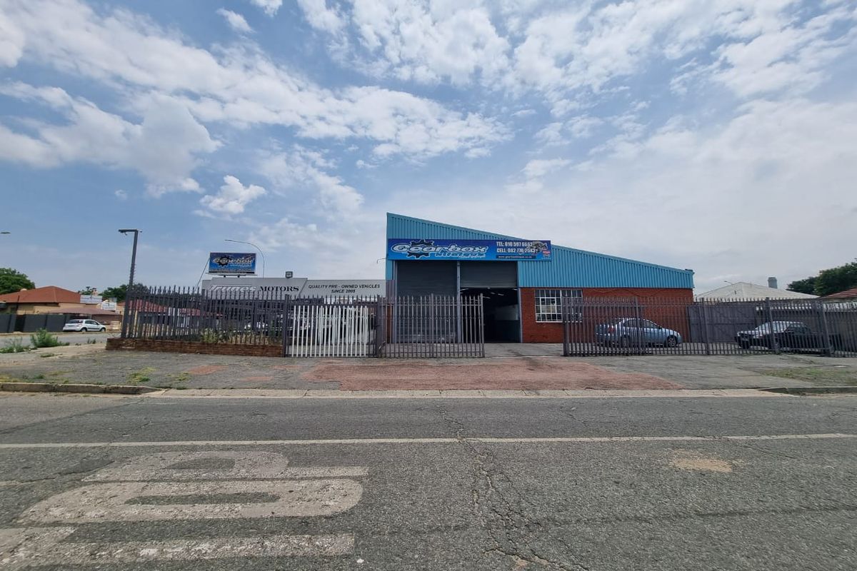 "Maximize Exposure: Showroom & Warehouse on Prime Busy Road" - Photo 4