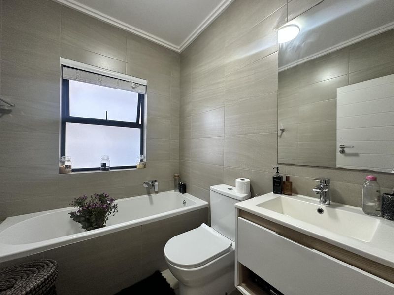 VERY PRIVATE AND MODERN 2 BEDROOM GROUND FLOOR UNIT IN BRYANSTON FOR RENT!! - Photo 8
