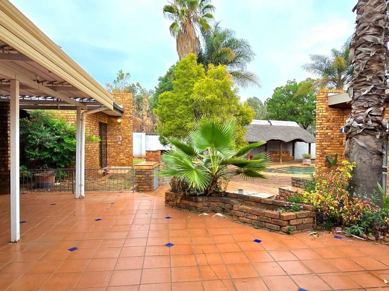 Future-Ready Family Living: Versatile 5-Bed House with Study and Premium Outdoor Spaces - Photo 9