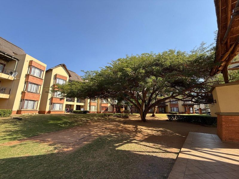 Modern 2-Bedroom Apartment with Dual En-Suite Bathrooms, Walk-In Closets, Private Balcony & Communal Pool - Photo 2