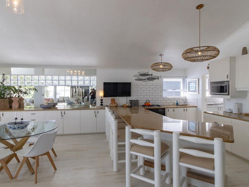 Spacious Coastal Living: 4-Bedroom Family Home for Sale in Grotto Bay - Photo 10