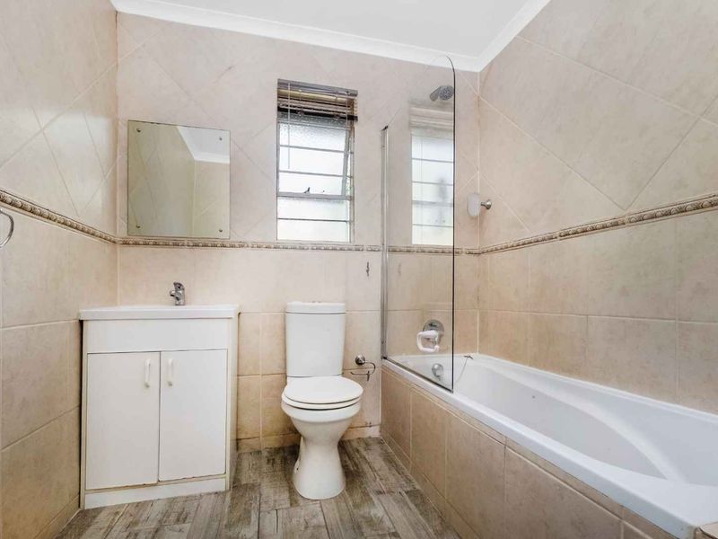 A LIGHT AND BRIGHT 2 BEDROOM, 1 BATH SIMPLEX UNIT- SOUNDS LIKE A FANTASTIC FIND! - Photo 10