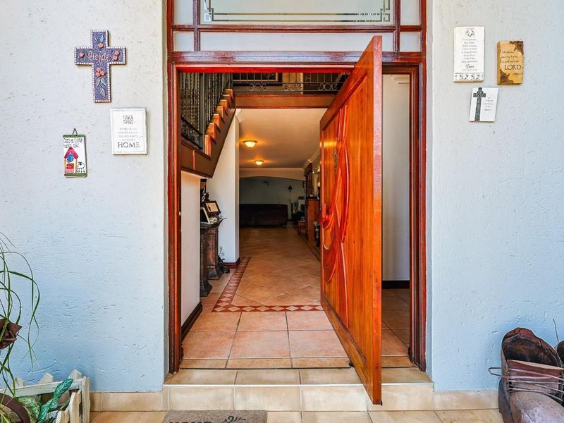 Sophisticated Family Residence Offering Style, Space and Comfort - Woodhill Golf Estate - Photo 4