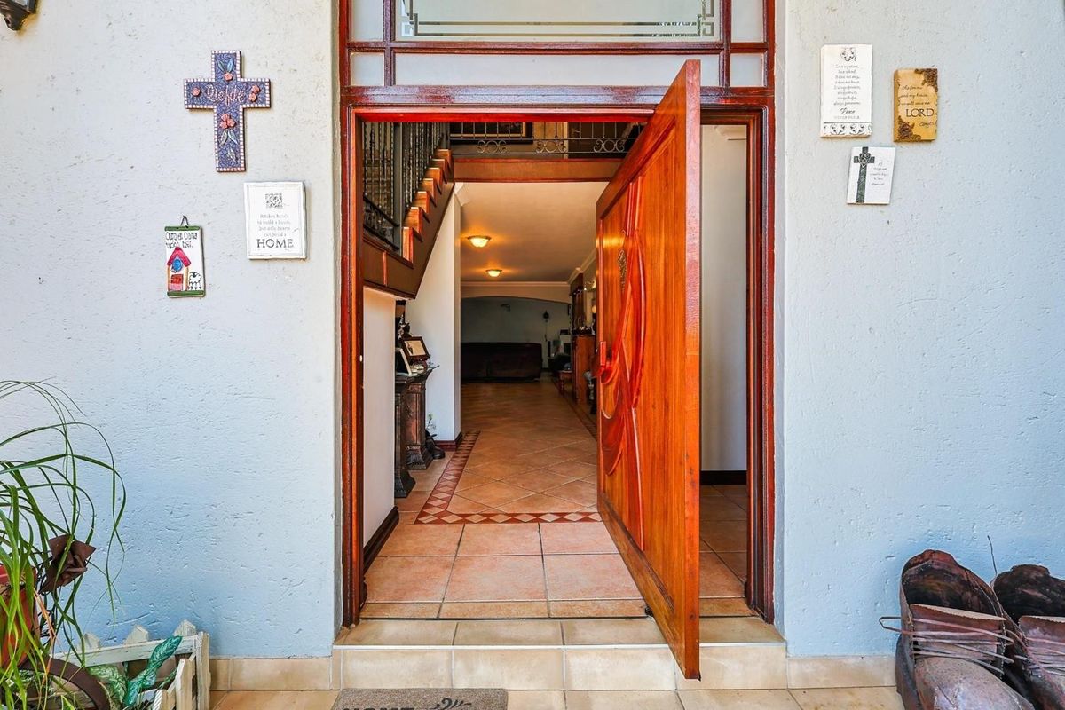 Sophisticated Family Residence Offering Style, Space and Comfort - Woodhill Golf Estate - Photo 4