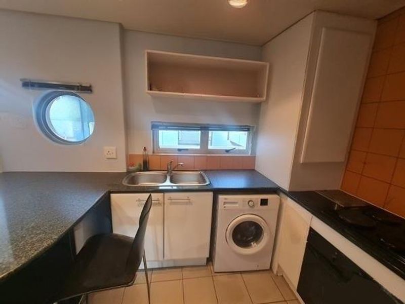 HATFIELD - 2 BEDROOM APARTMENT WALKING DISTANCE TO PRETORIA UNIVERSITY - Photo 10