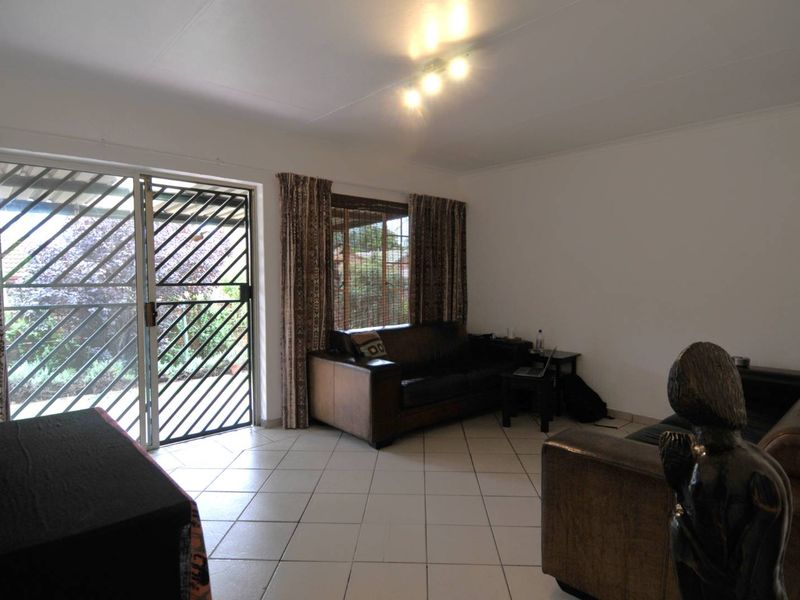 Family Home in Boomed-Highveld - Photo 9