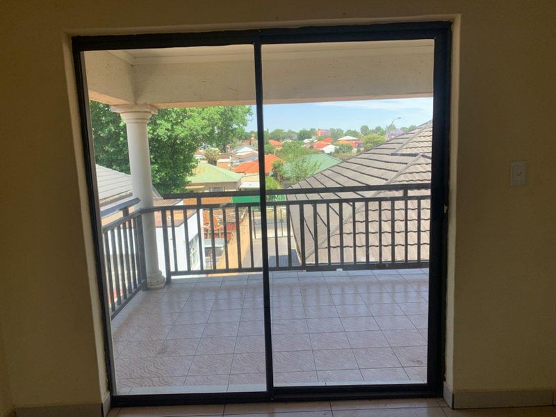 3 Bedroom house with a 4 X 1 Bedroom Flat to Rent Out. - Photo 7