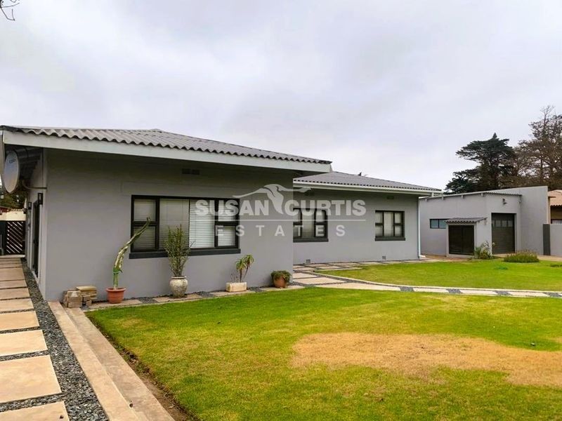 Modern Renovated Family Home in Central Oranjemund - Photo 8