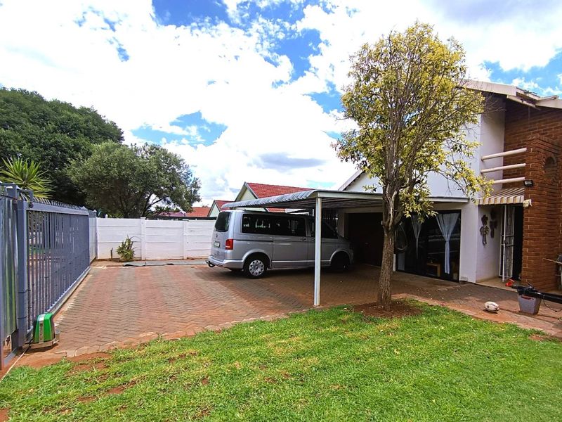 Space, Comfort & Bonus Flat — Close to UFS - Photo 1