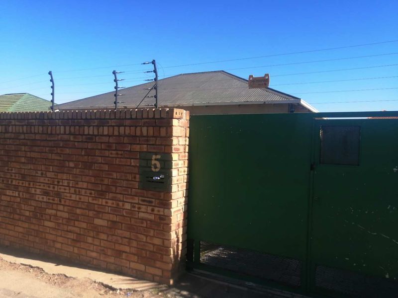 Stunning House Bordering Oakdene! - Photo 2