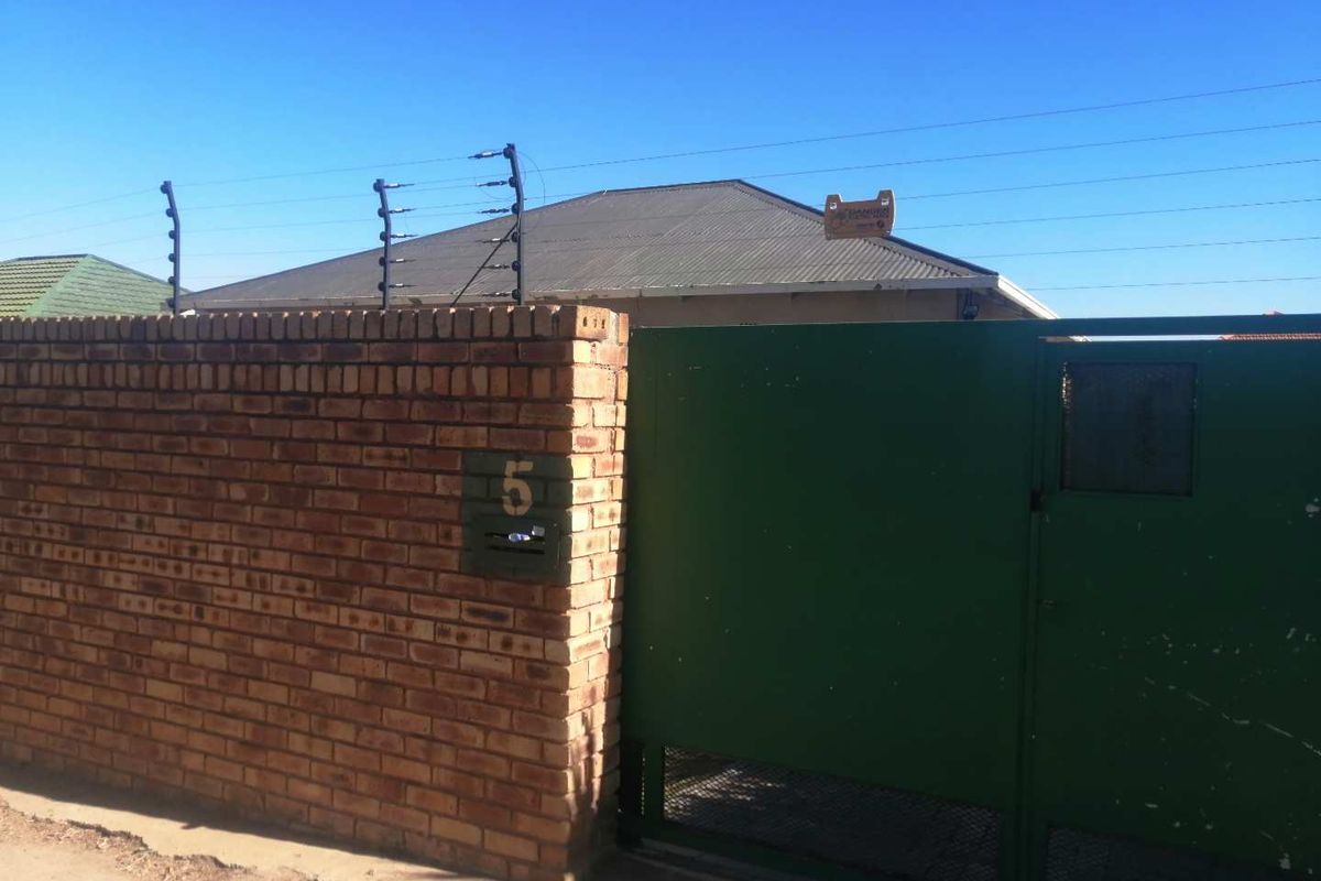 Stunning House Bordering Oakdene! - Photo 2