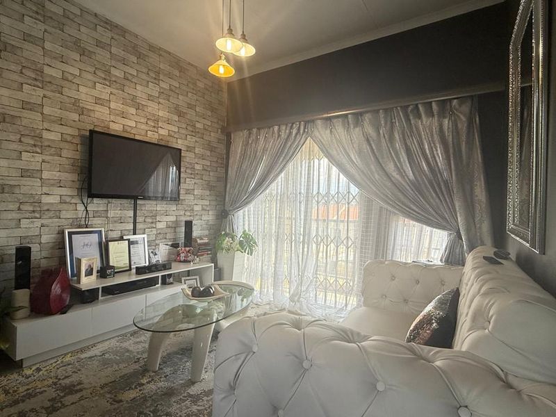 Beautifully Maintained Apartment - Photo 3